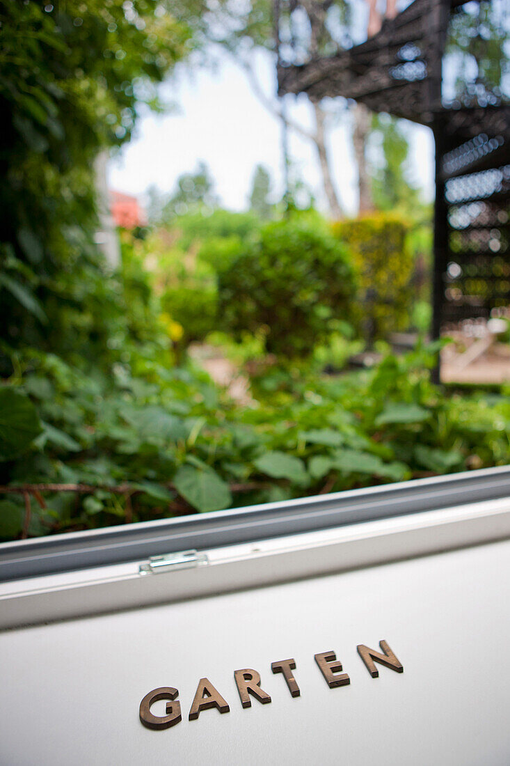 Fensterscheibe mit dem Wort Garten, Blick in Garten, Wien, Österreich