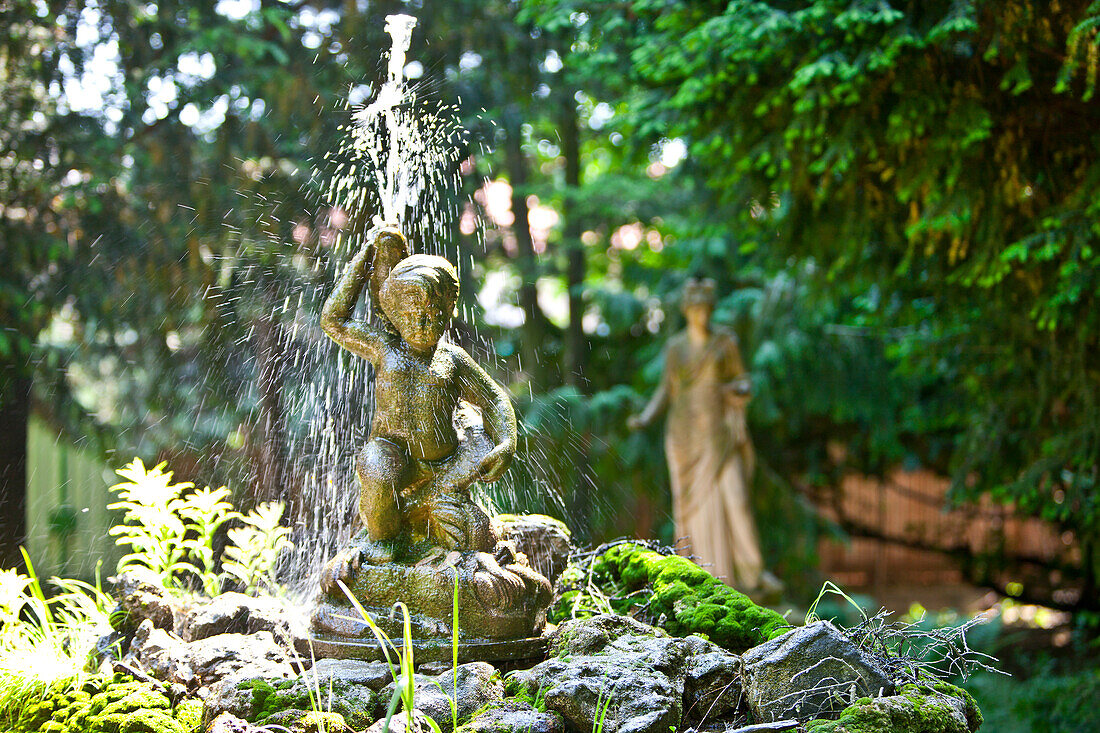 Springbrunnen mit einer Skulptur im Garten, Wien, Österreich