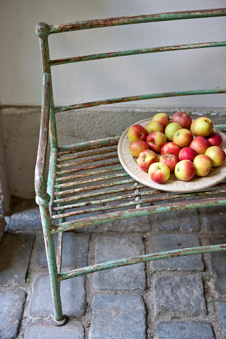 Äpfel in einer Schale auf dem Sitzbank, Innenhof, Wien, Österreich