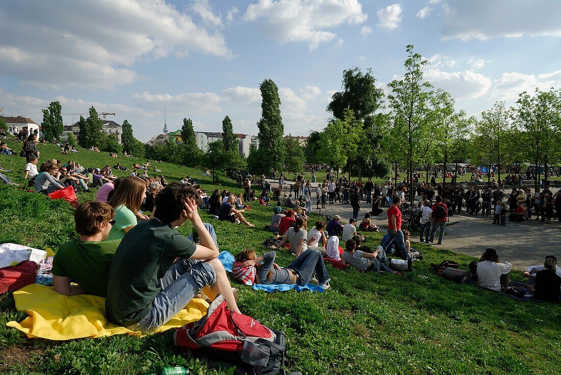 Menschen im Mauerpark, Prenzlauer Berg, Berlin, Deutschland