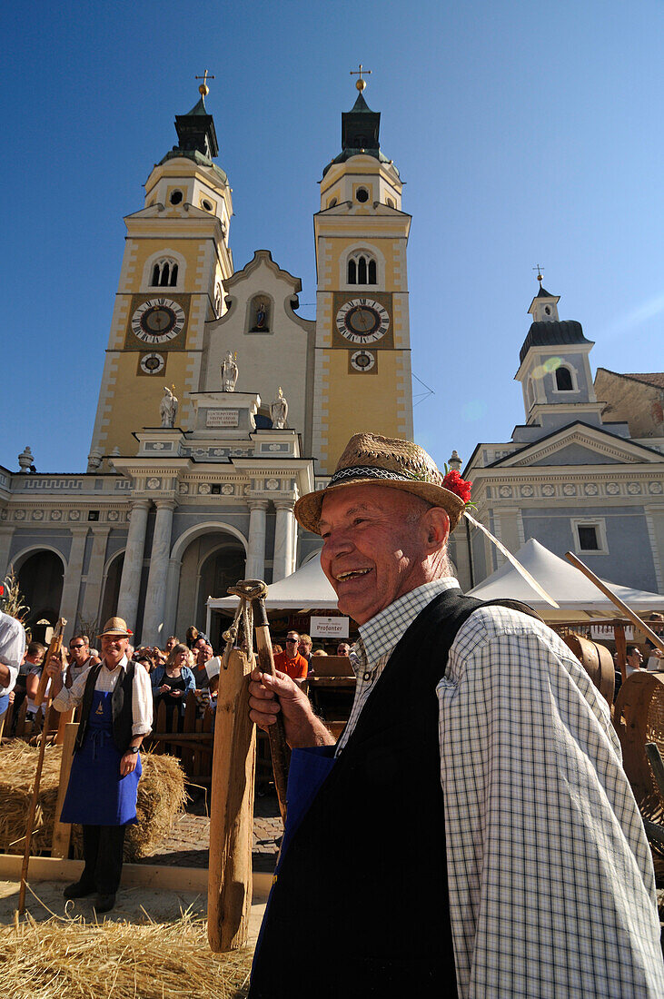 Man beim Dreschen, Erntefest, Domplatz, Brixen, Suedtirol, Italien