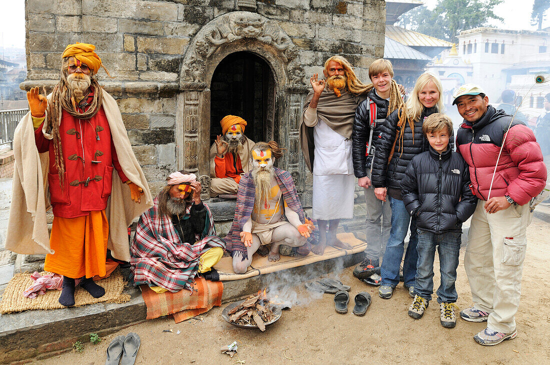 Sadhus mit Touristen, Pashupatinath, Kathmandu Valley, Nepal