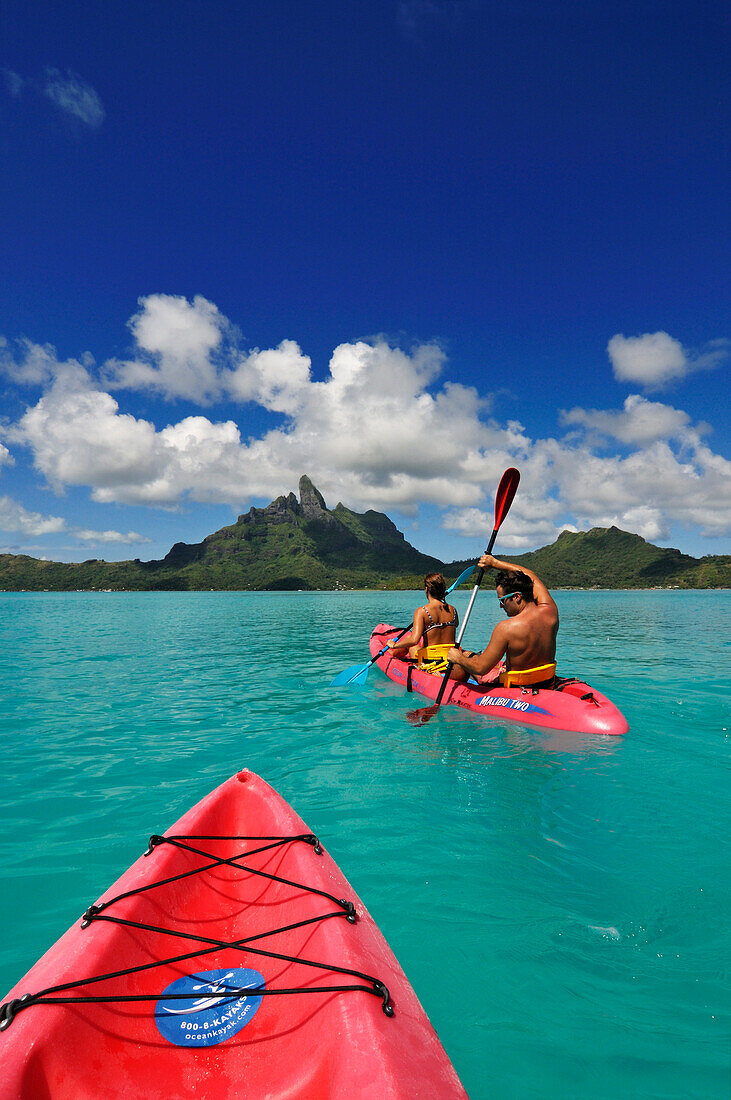 Paar mit Paddelboot, Bora Bora, Inseln unter dem Wind, Gesellschaftsinseln, Französch-Polynesien, Südsee