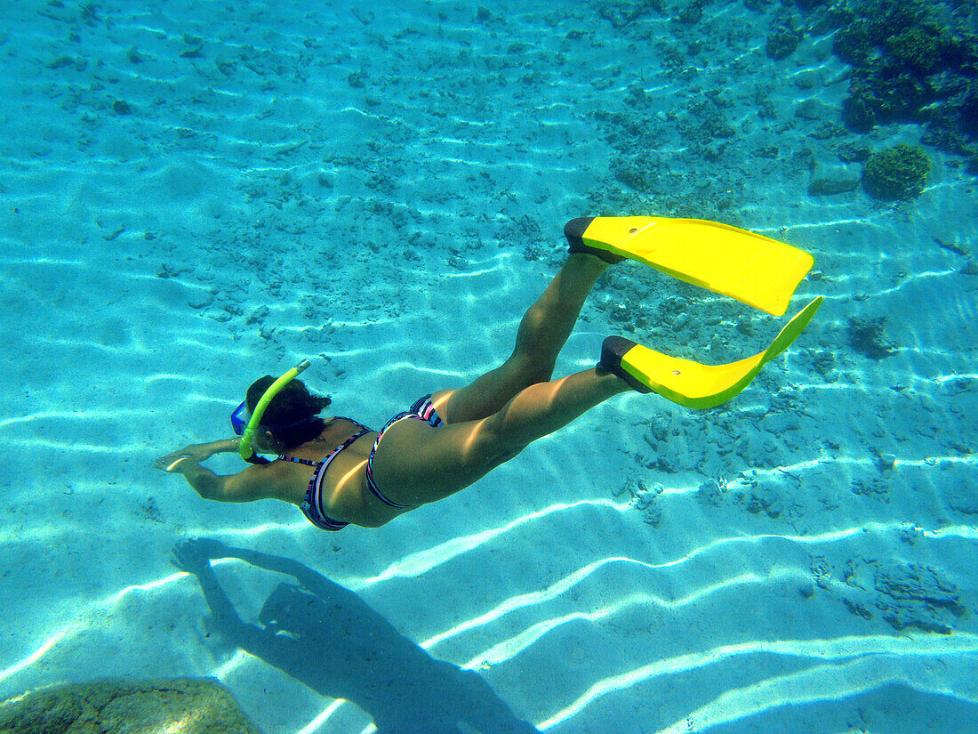 Frau beim Schnorcheln, Bora Bora, Inseln unter dem Wind, Gesellschaftsinseln, Französisch - Polynesien, Südsee
