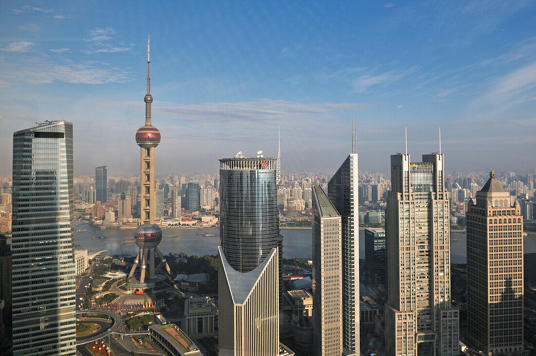 Blick vom Grand Hyatt auf die Skyline mit Oriental Pearl Tower, Pudong, Shanghai, China