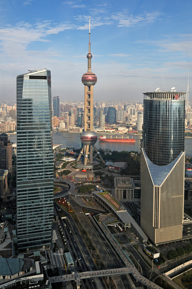 Blick vom Grand Hyatt auf die Skyline mit Oriental Pearl Tower, Pudong, Shanghai, China