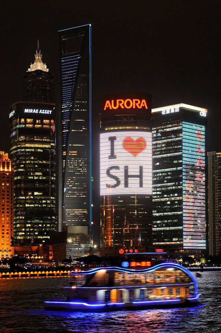 Ich liebe Shanghai Leuchtreklame, Skyline am Bund, Huangpu River, Shanghai, China, Shanghai, China