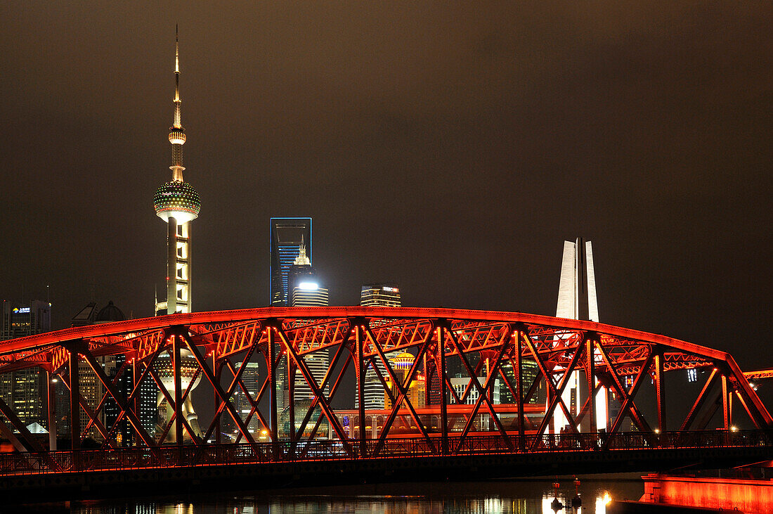 Waibaidu Bridge, Oriental Pearl Tower, Skyline am Bund, Huangpu-River, Shanghai, China