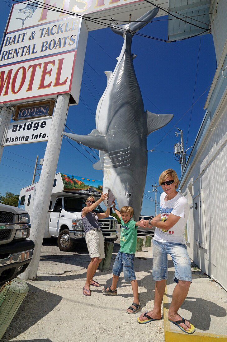 Touristen mit Atrappe eines Weißen Hais, Holiday Marina, Islamorada, Whale Keys, Florida, USA
