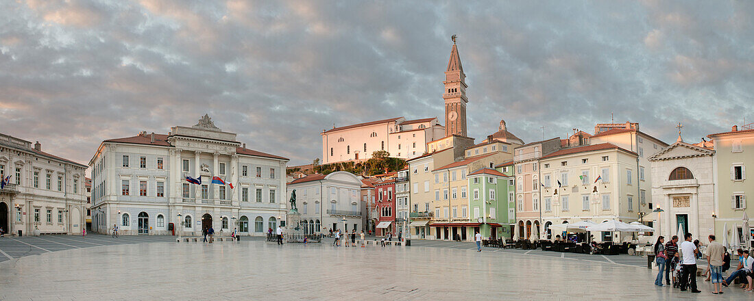 Tartini Platz mit Pfarrkirche des St Georg und venizianischen Häuserfassaden in Piran, Adria Küste, Mittelmeer, Primorska, Slowenien