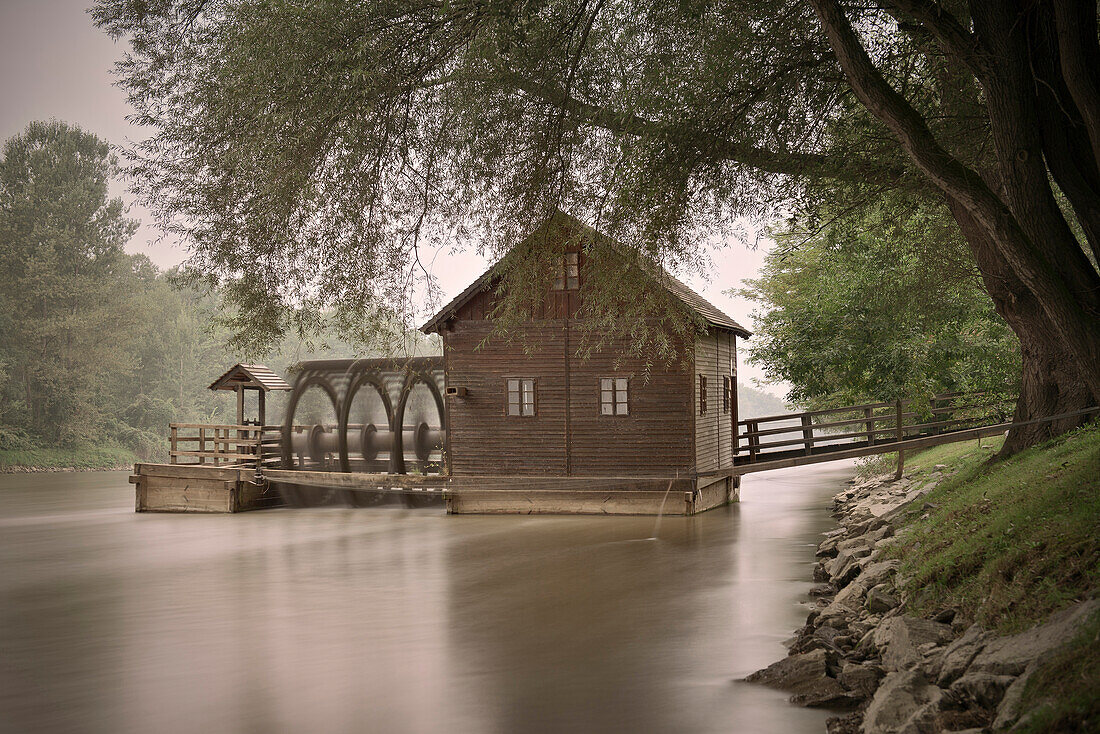 Schwimmende Mühle auf dem Mura Fluss, Izakovci, Prekmurje, Slowenien