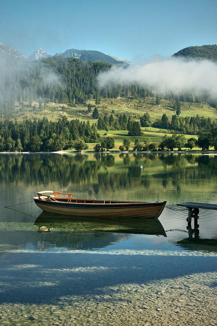 Fischerboot am See von Bohinj, Nebel, Triglav Nationalpark, Julische Alpen, Gorenjska, Slowenien