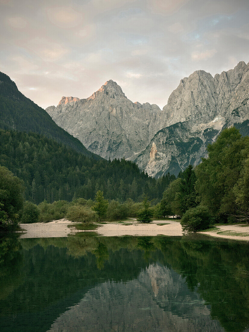 Jasna See mit Berge im Hintergrund, Kranjska Gora, Julische Alpen, Gorenjska, Slowenien