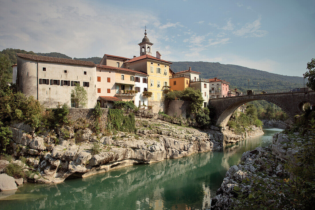 Blick auf Stadt Kanal am Soca Fluss bei Tolmin, Primorska, Slowenien