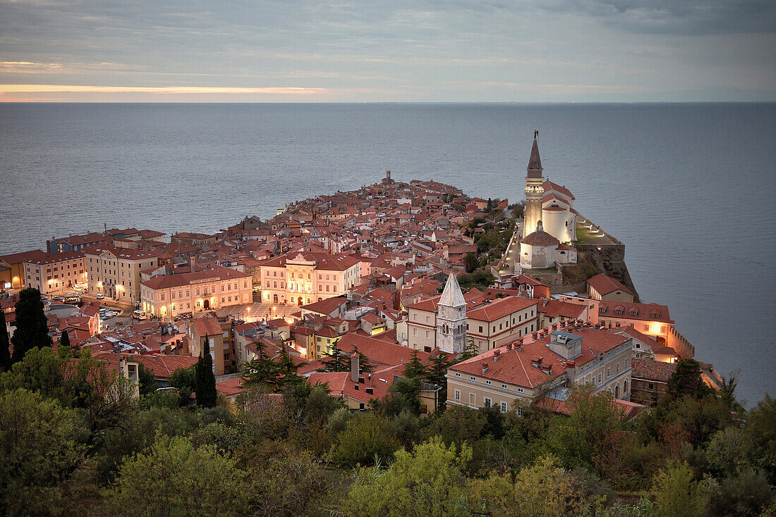 Stadt Panoramaansicht auf Piran mit Pfarrkirche des St Georg, Adria Küste, Abenddämmerung, Mittelmeer, Primorska, Slowenien