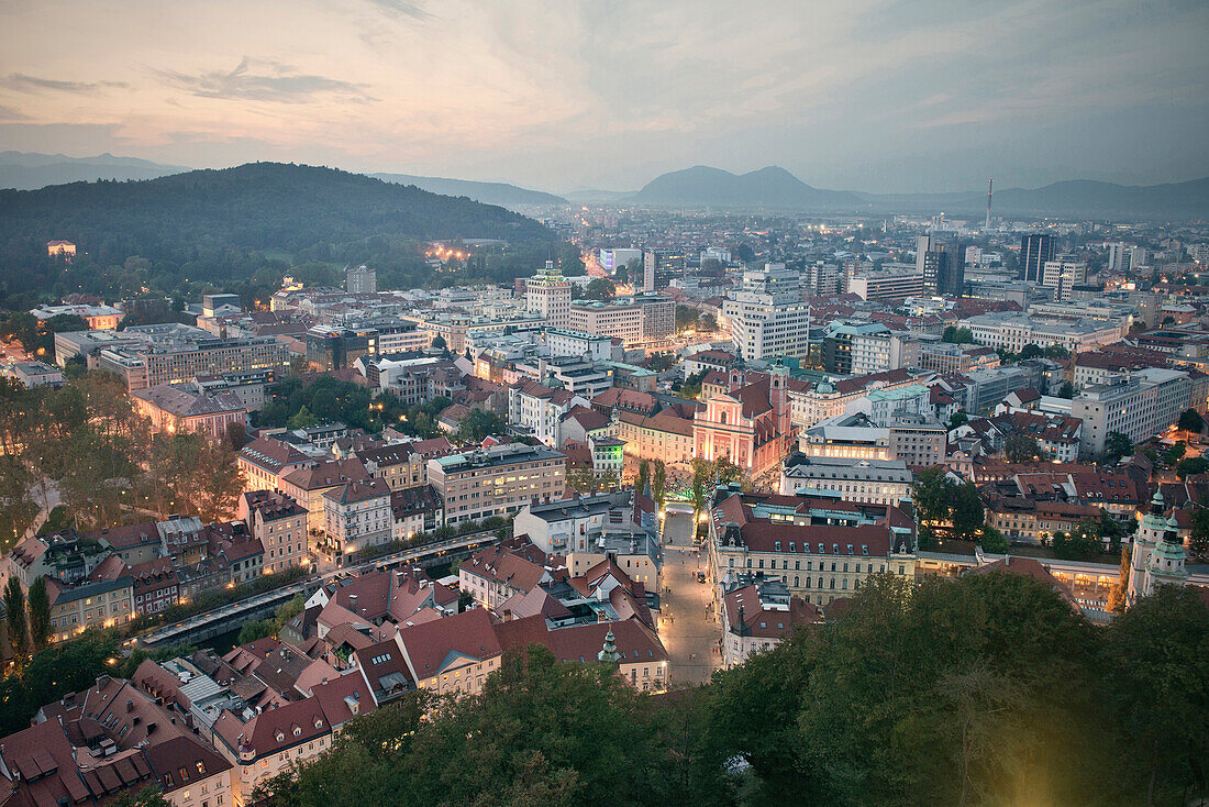 Blick auf Franziskanerkirche am Preserenplatz von der Burg in der Dämmerung, Hauptstadt Ljubljana, Slowenien