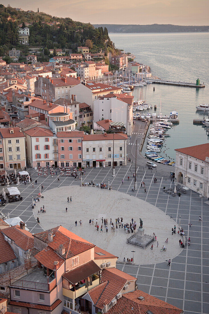 Blick auf Tartini Platz von Pfarrkirche des St Georg in Piran, Adria Küste, Mittelmeer, Primorska, Slowenien