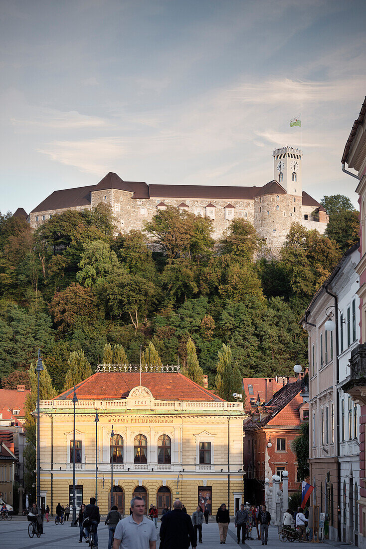 Innenstadt mit Oper und Burg im Hintergrund, Wahrzeichen der Hauptstadt Ljubljana, Slowenien