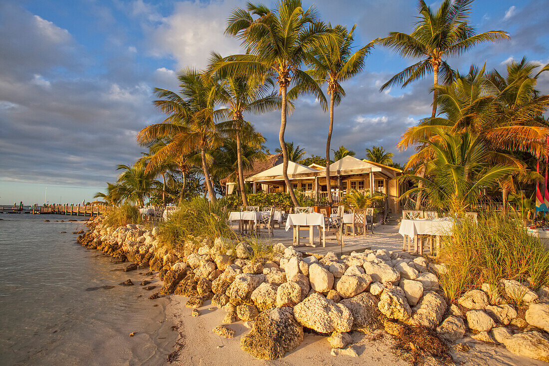 Restaurant DINING ROOM bei Sonnenuntergang, Little Palm Island Resort, Florida Keys, USA