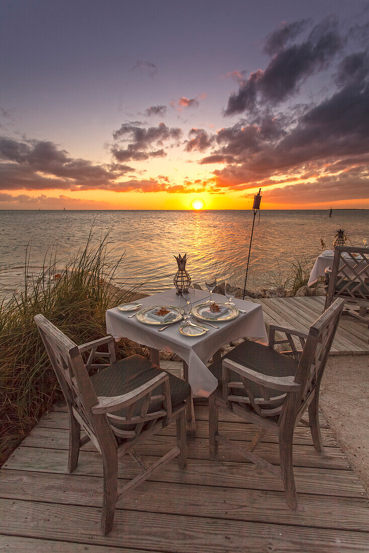 Restaurant DINING ROOM bei Sonnenuntergang, Little Palm Island Resort, Florida Keys, USA