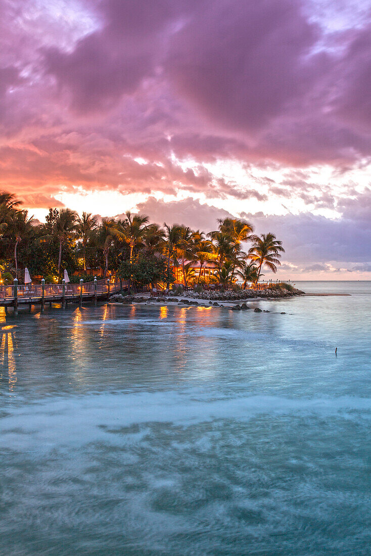 Restaurant DINING ROOM nach Sonnenuntergang, Little Palm Island Resort, Florida Keys, USA