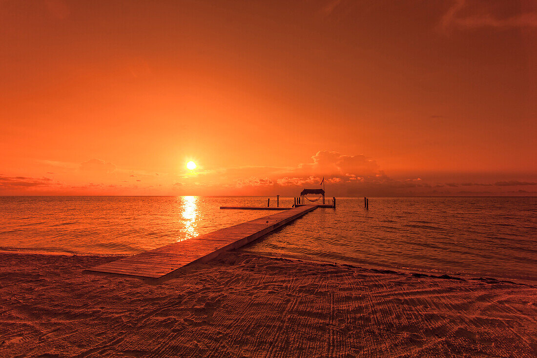 Strand mit Landungssteg bei Sonnenaufgang im The Moorings Village Resort, Islamorada, Florida Keys, Florida, USA