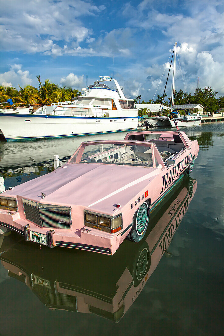 NAUTILIMO, die einzige 1986er Cadillac Stretchlimousine, die zum Boot umgebaut wurde, Islamorada, Florida Keys, Florida, USA