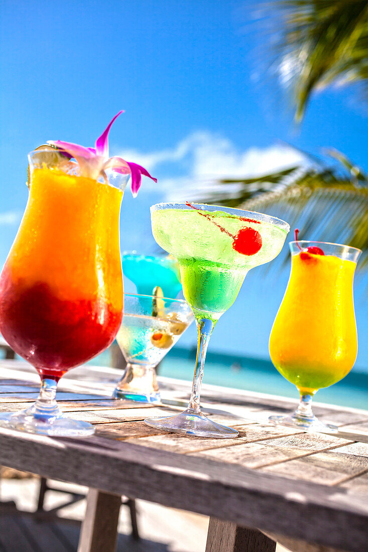Tiscch mit Tropical Fruit Ccocktails, Mixgetränken, Little Palm Island Resort, Florida Keys, USA