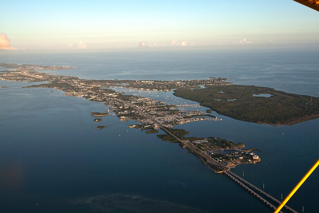 Luftaufnahme aus einem Doppeldecker Flugzeug auf die Inseln der Florida Keys, Florida, USA