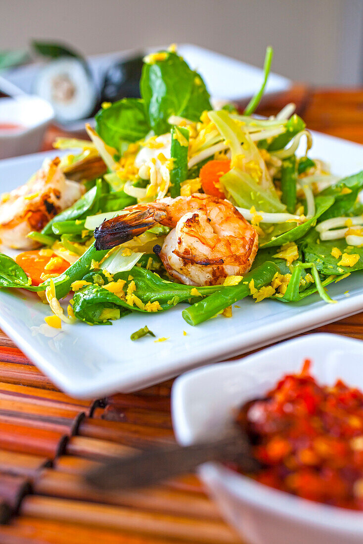 Urap Urap, Gegrillte Shrimps mariniert in Palmzucker und Zironensaft serviert auf blanchiertem Gemüse, Restaurant Indomania, South Beach, Miami, Florida, USA