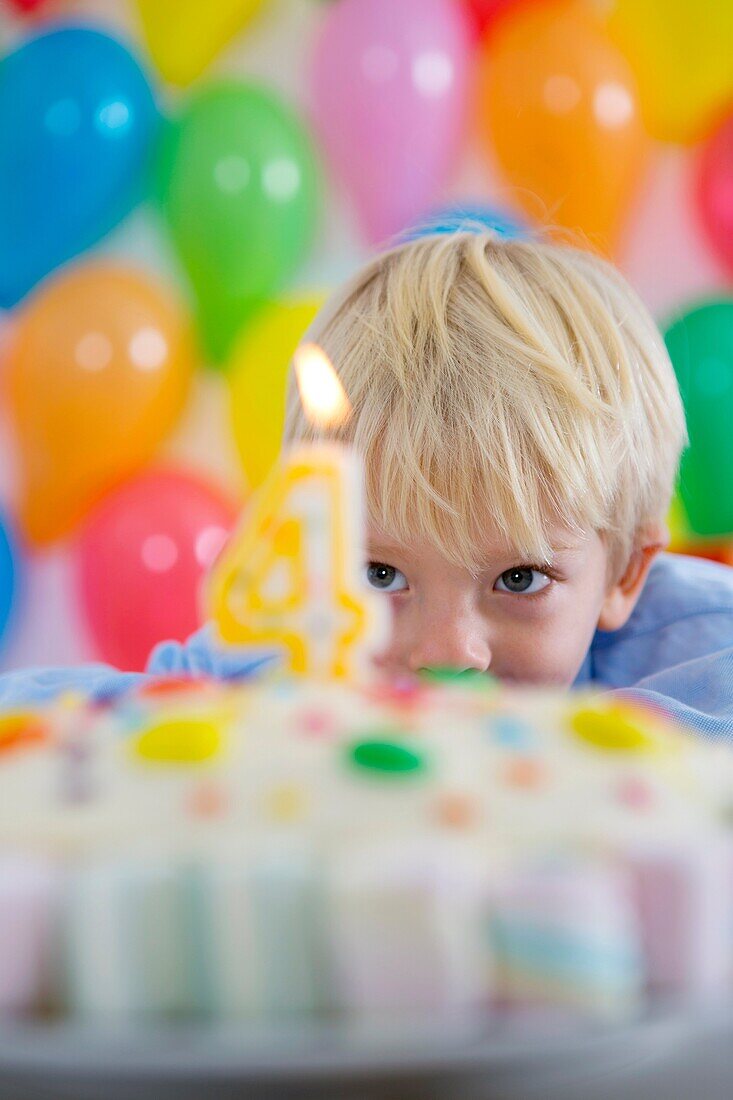 Ein vierjähriger Junge feiert seinen Geburtstag