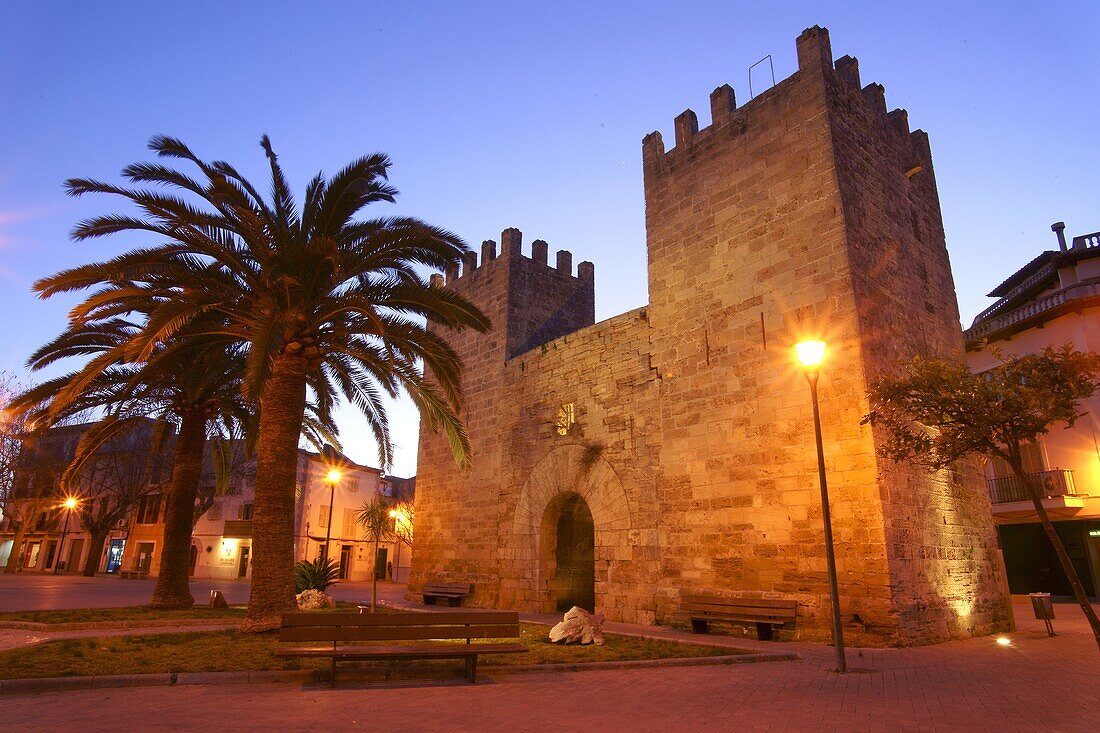 Xara Tor, Tür Hafen, mittelalterliche Mauern XIV-XVII Spanien Balearen Mallorca Alcudia