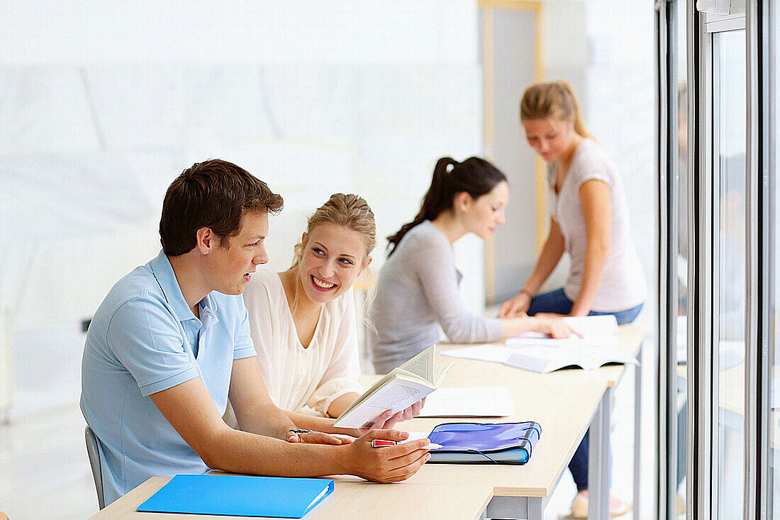 Studenten, Fakultät für Wirtschaft, UPV, EHU, Universität des Baskenlandes, San Sebastian, Donostia, Gipuzkoa, Baskenland, Spanien