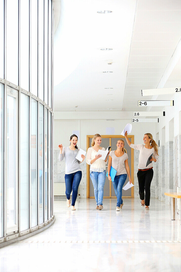 Studenten, Fakultät für Wirtschaft, UPV, EHU, Universität des Baskenlandes, San Sebastian, Donostia, Gipuzkoa, Baskenland, Spanien