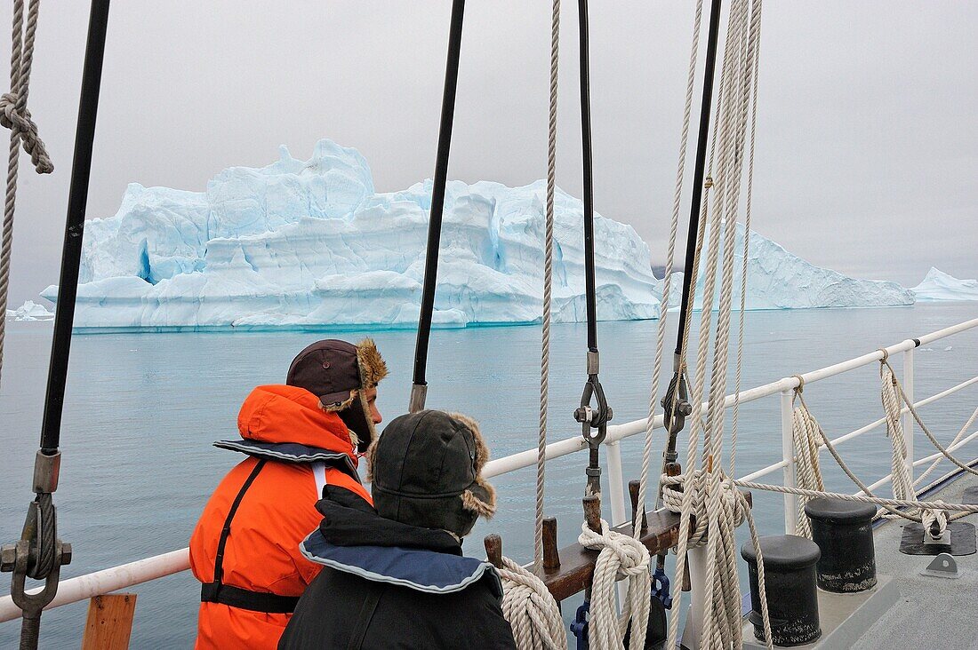 Greenland, Melville Bay, Cape York, Aboard schooner Rembrandt Van Rijn, Tricky navigation amidst drifting icebergs