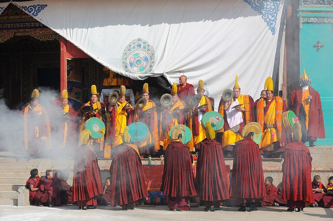 China, Qinghai, Amdo, Tongren Rebkong, Lower Wutun monastery, Losar New Year festival, Opening ceremony