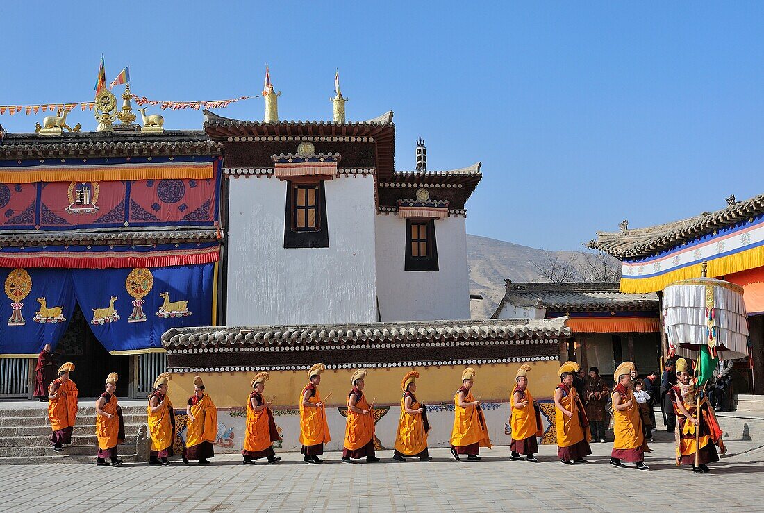 China, Qinghai, Amdo, Tongren Rebkong, Monastery of Gomar Guomari Si, Losar New Year festival, Opening ceremony, Procession of parasol and incense bearers