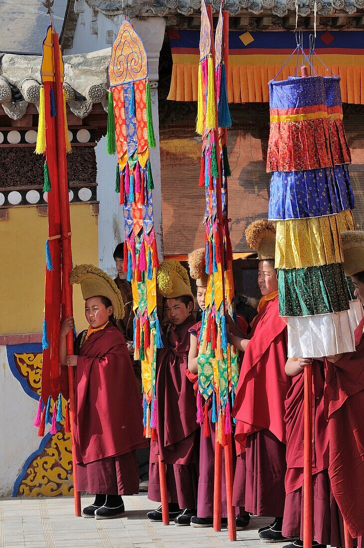 China, Qinghai, Amdo, Tongren Rebkong, Monastery of Gomar Guomari Si, Losar New Year festival, Opening ceremony, Banners bearers