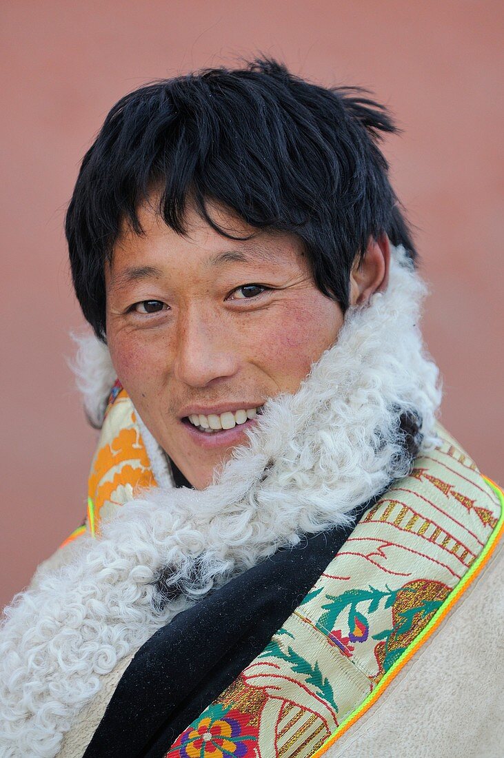 China, Gansu, Amdo, Xiahe, Monastery of Labrang Labuleng Si, Losar New Year festival, Tibetan pilgrim