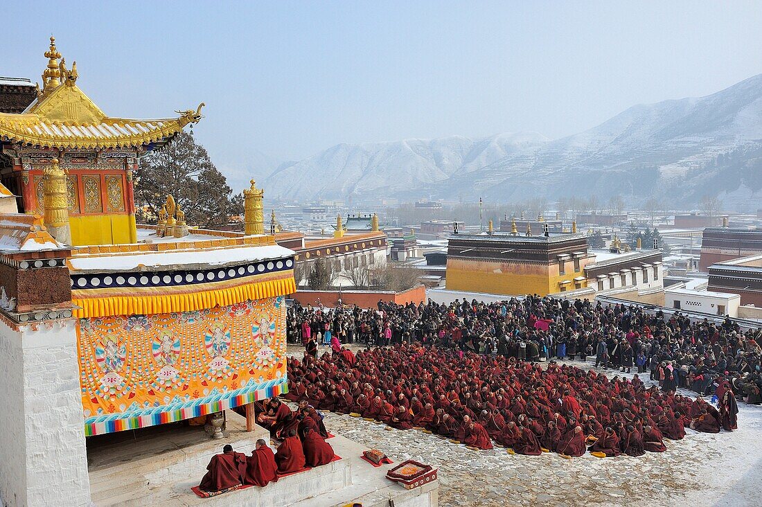 China, Gansu, Amdo, Xiahe, Monastery of Labrang Labuleng Si, Losar New Year festival, Monks and devotees in prayer