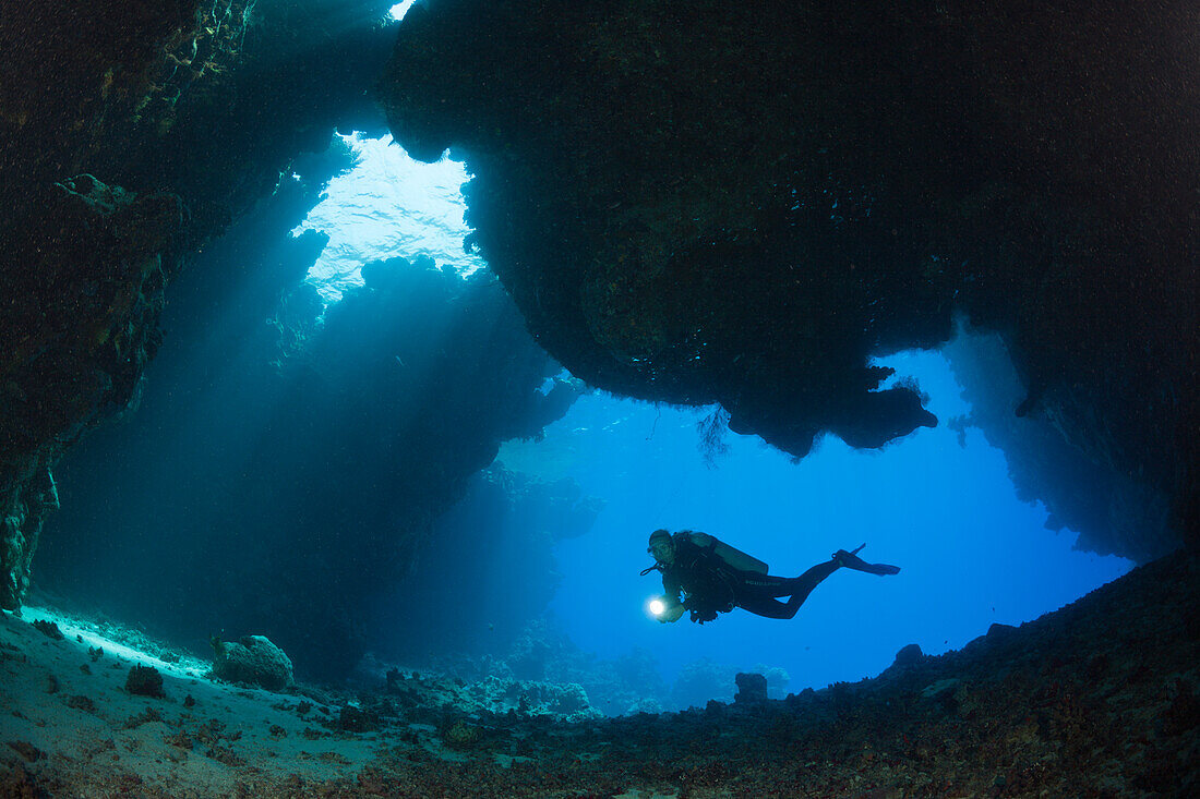 Taucher in Unterwasserhöhle, Cave Reef, Rotes Meer, Ägypten