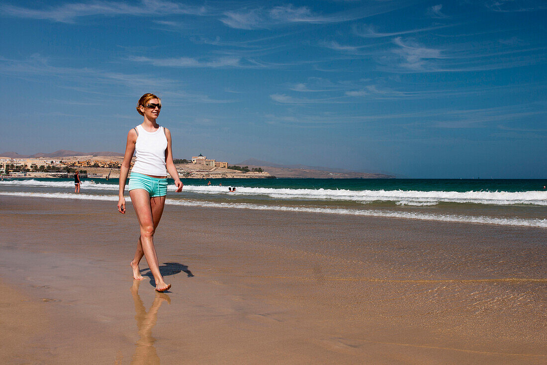 Junge Frau geht am Strand, Costa Calma, Fuerteventura, Kanarische Inseln, Spanien, Europa