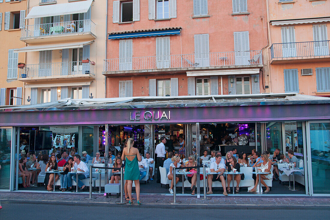 Menschen im Restaurant, Café, Le Quai, Hafen, Sant Tropez, St. Tropez, Côte d Azur, Frankreich, Europa