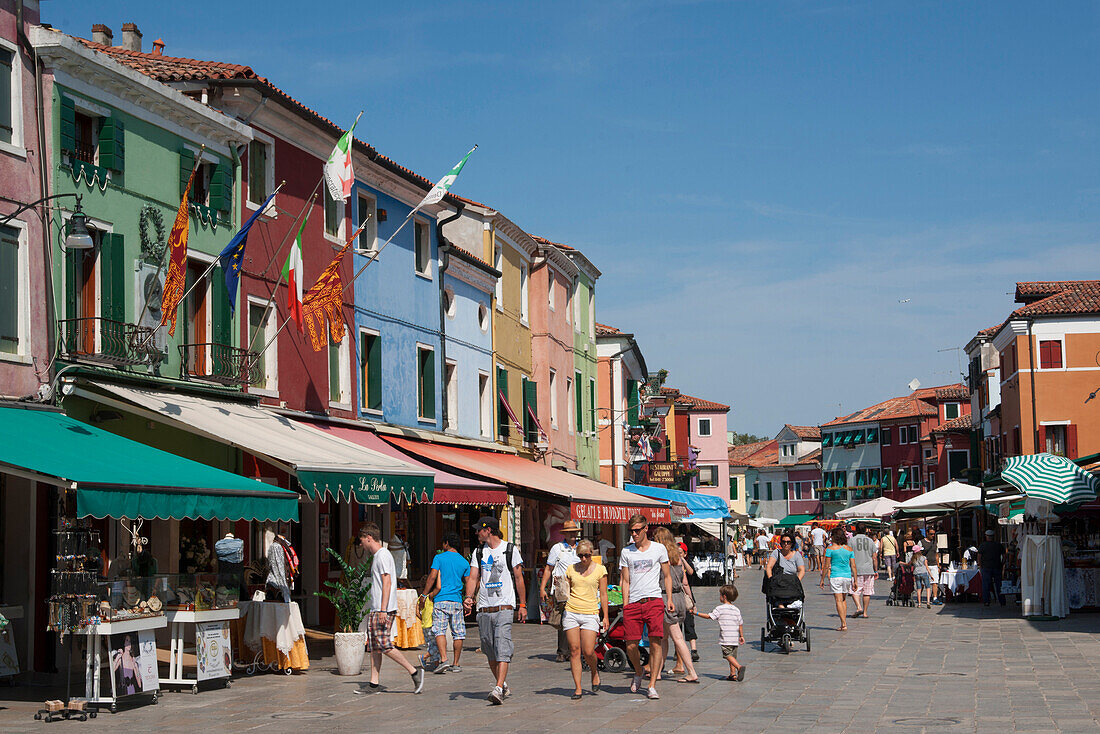 Touristen in Burano, Burano, Venedig, Adria, Lagune, Italien, Europa