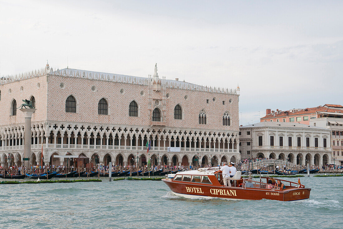 Taxiboot mit Dogen Palast im Hintergrund, Piazza San Marco, Venedig, Adria, Lagune, Italien, Europa