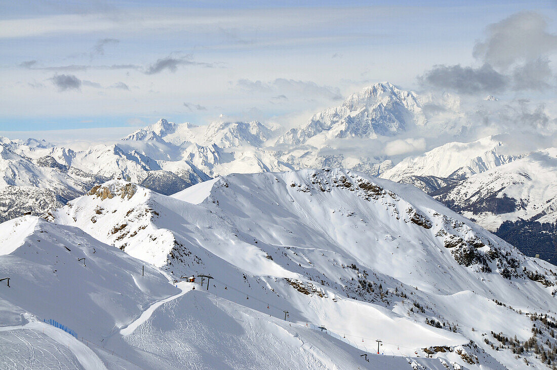 Skigebiet Pila über Aosta mit Mont Blanc Massif, Aostatal, Nord-Italien, Italien