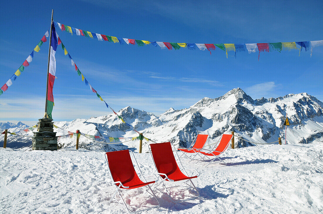 Liegestühle im Monte Rosa Skigebiet, Aostatal, Nord-Italien, Italien