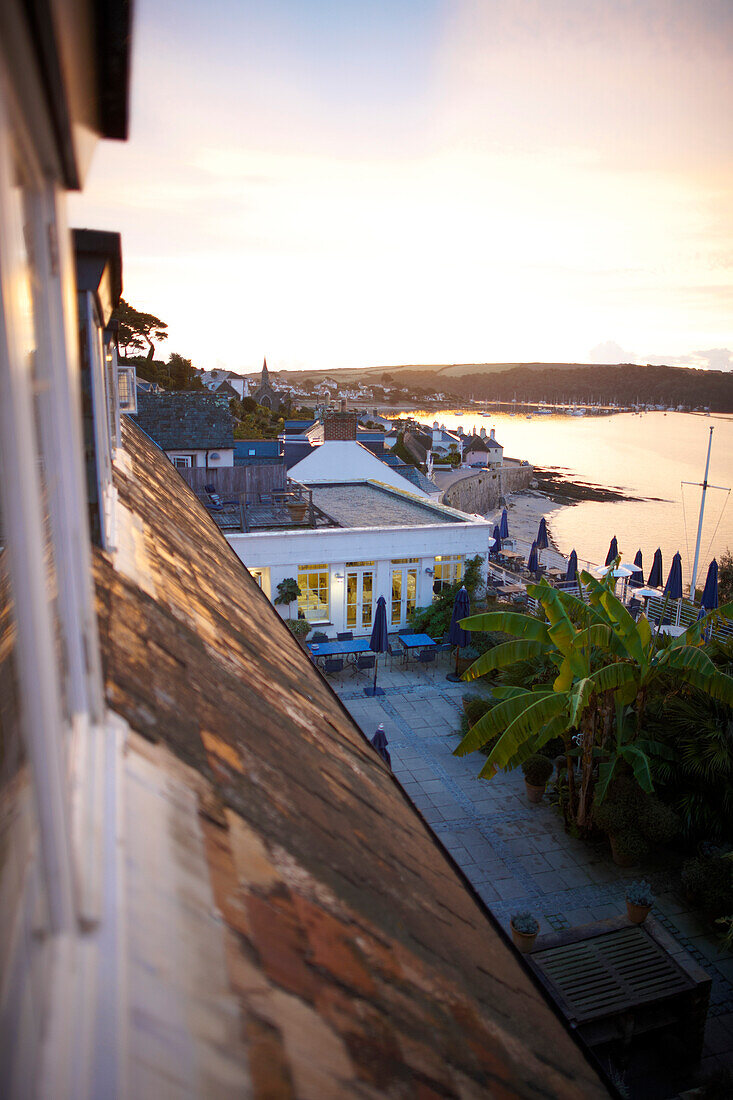 Abendlicher Blick vom Hotelzimmer über Bananenstaudenbeet und den Naturhafen von St. Mawes, Hotel Tresanton, St. Mawes, Cornwall, Großbritannien