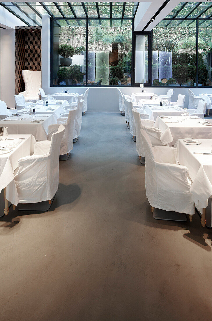 Restaurant La Table du 8 im Hotel La Maison Champs-Elysees, Design Martin Margiela, Paris, Frankreich