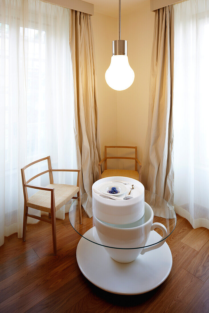 Zimmer 'Alice's Room' mit Tisch in Form einer Teetasse, Hotel Maison Moschino, Via Monte Grappa 12, Mailand, Italien